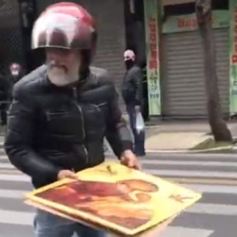 Άνδρας που κρατά εικόνα της Παναγίας