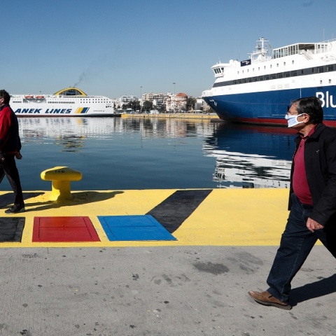 Πολίτες με μάσκα στο λιμάνι του Πειραιά