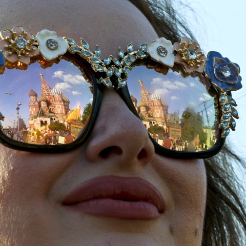 Νεαρή ρωσίδα με γυαλιά ηλίου