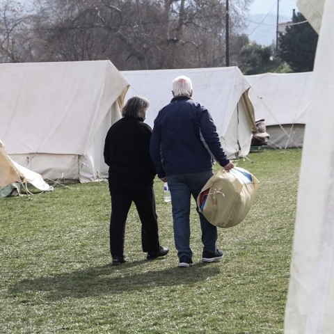 Στιγμιότυπο από το γήπεδο του Δαμασίου όπου έχουν στηθεί σκηνές για τους σεισμόπληκτους κατοίκους του χωριού