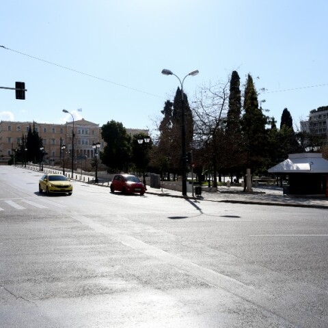 Στιγμιότυπα από το άδειο κέντρο της Αθήνας κατά την Καθαρά Δευτέρα 2021