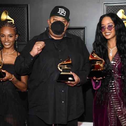 Η καλλιτέχνις H.E.R με το βραβείο Grammy για το Τραγούδι της Χρονιάς