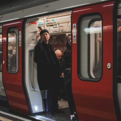 Επιβάτης στο μετρό του Λονδίνου
