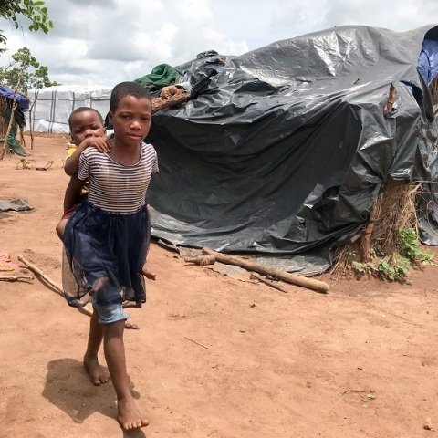 Παιδιά έξω από σκηνή στη Μοζαμβίκη