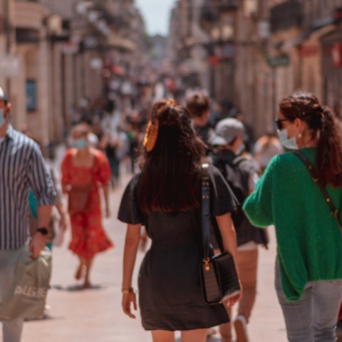 Πολίτες με μάσκα στη Γαλλία