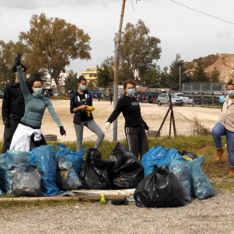 Οκτώ εθελοντές της ομάδας Save Your Hood με γεμάτες σακούλες σκουπιδιών