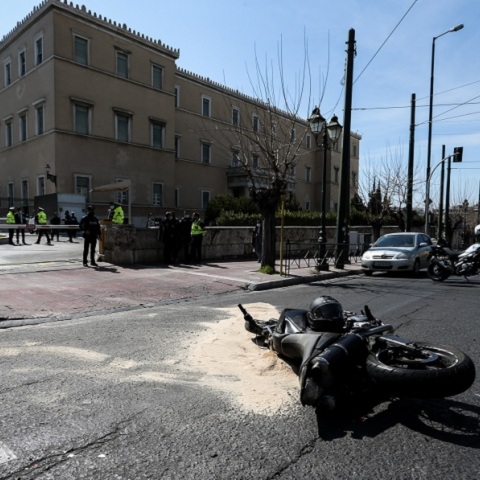 Τροχαίο με μηχανή μπροστά από την είσοδο της Βουλής