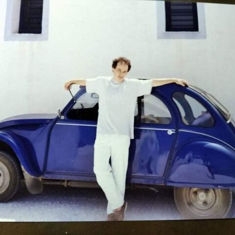 Ο Άρης Σφακιανάκης ποζάρει δίπλα στο αυτοκίνητό του