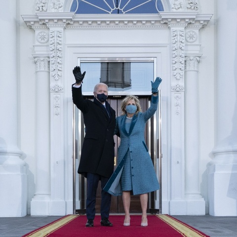 Ο νέος Πρόεδρος των ΗΠΑ Τζον Μπάιντεν και η Πρώτη Κυρία Τζιν Μπάιντεν ©EPA/Alex Brandon / POOL