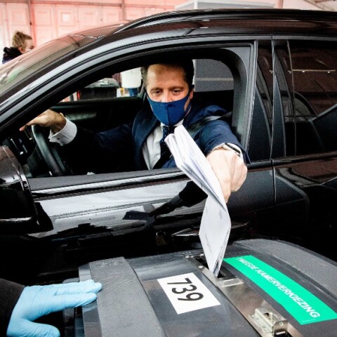 Ψηφοφόροι ψηφίζουν από τα αυτοκίνητά τους στην Ολλανδία