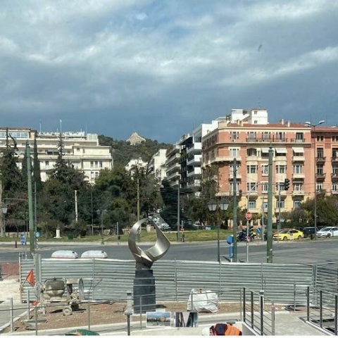 Το γλυπτό «Ιστία» του Γιώργου Νικολαΐδη στον εξωτερικό χώρο