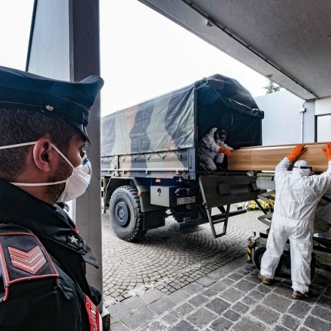 Μεταφορά νεκρών από τον κορωνοϊό στο Μπέργκαμο της Ιταλίας