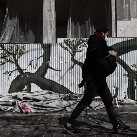 Στιγμιότυπο από το lockdown στην Αθήνα - Πολίτης με μάσκα
