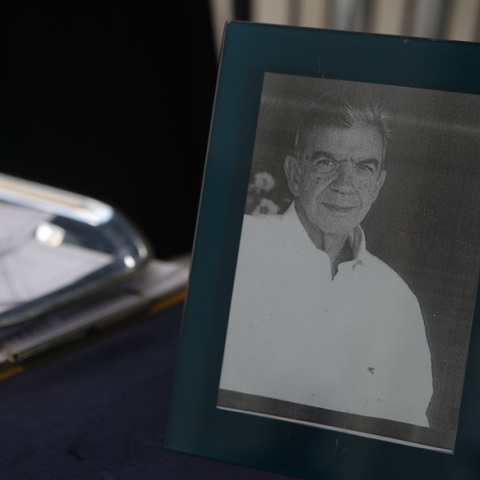 Ο συγγραφέας, Μένης Κουμανταρέας