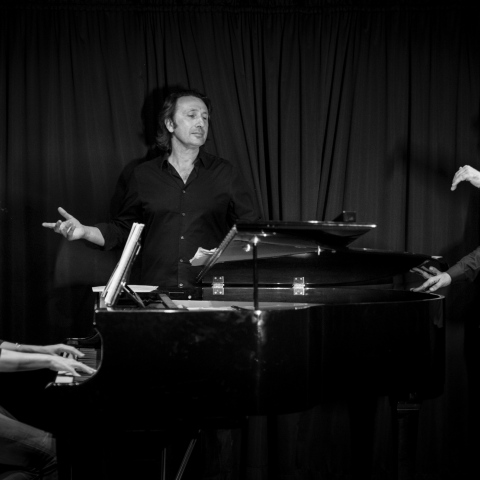 Ο Ρένος Χαραλαμπίδης στην παράσταση Μπαλάντα στους άδοξους ποιητές των αιώνων