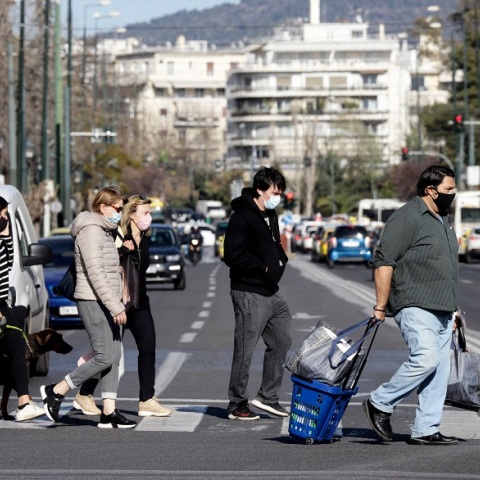 Στιγμιότυπο με πολίτες που περπατούν σε δρόμο στην Αττική
