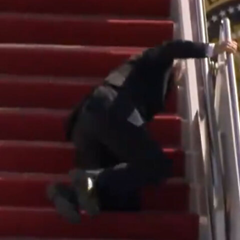 Ο Τζο Μπάιντεν έπεσε την ώρα που ανέβαινε τις σκάλες στο Air Force One