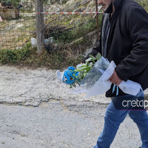 Ανθοδέσμες με στρουμφάκια για τον μικρό Ζαχαρία, η κηδεία του οποίου έγινε σε βαρύ κλίμα στην Κρήτη