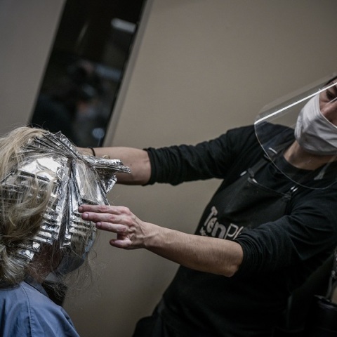 Μέτρα προστασίας για τον κορωνοϊό σε κομμωτήριο