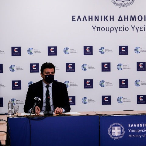 Ο υπουργός Υγείας Βασίλης Κικίλιας αναφέρθηκε σε άρθρο του στον Τύπο στη διπλή μάχη που δίνει η χώρα ενάντια στην πανδημία του κορωνοϊού