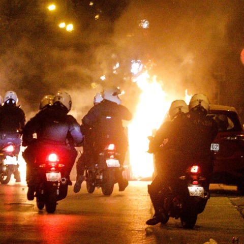 Τα δραματικά λεπτά που έζησαν την ώρα της επίθεσης σε αστυνομικό στη Νέα Σμύρνη, αποτυπώνουν οι επικοινωνίες των συναδέλφων του και του κέντρου επιχειρήσεων 