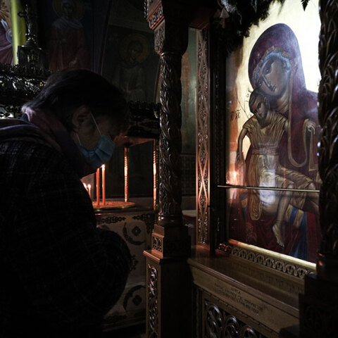 Πιστός μπροστά στην εικόνα της Παναγίας σε εκκλησία