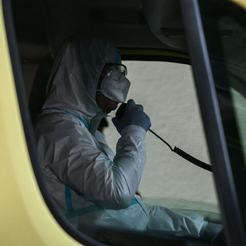 Οδηγός ασθενοφόρου του ΕΚΑΒ με προστατευτική στολή για τον κορωνοϊό μιλά στον ασύρματο