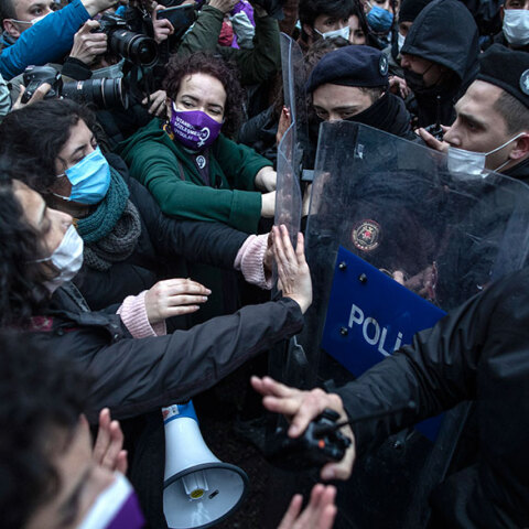Γυναίκες απέναντι σε αστυνομικούς στην Κωνσταντινούπολη - Μαζικές διαδηλώσεις μετά την απόφαση Ερντογάν να αποχωρήσει η Τουρκία από τη Σύμβαση ενάντια στη βία κατά των γυναικών