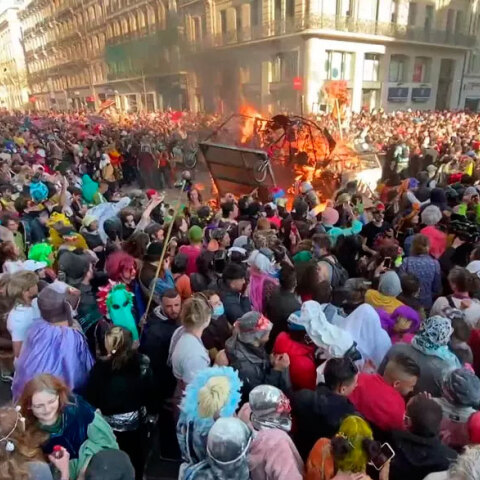 Καρναβάλι 2021 στη Μασσαλία: Πολίτες το γιόρτασαν χωρίς αποστάσεις και μάσκες για τον κορωνοϊό