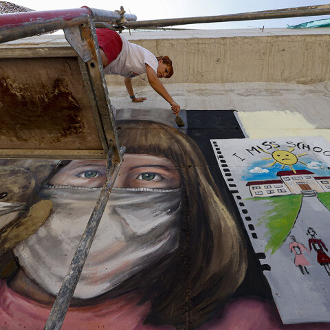 Καλλιτέχνης δημιουργεί mural για τον κορωνοϊό, το lockdown και τα κλειστά σχολεία στο Κόσοβο