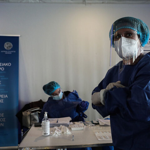 Υγειονομικοί κάνουν rapid test για τον κορωνοϊό σε πολίτες