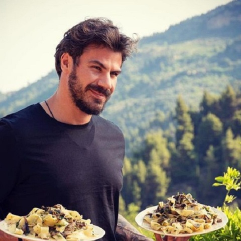 Άκης Πετρετζίκης