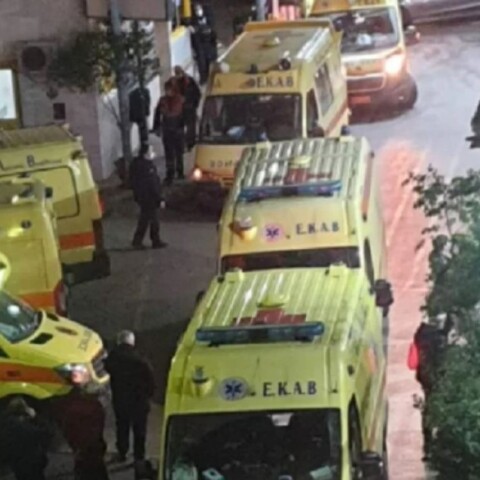 Ουρά τα ασθενοφόρα στο νοσοκομείο «Ευαγγελισμός»