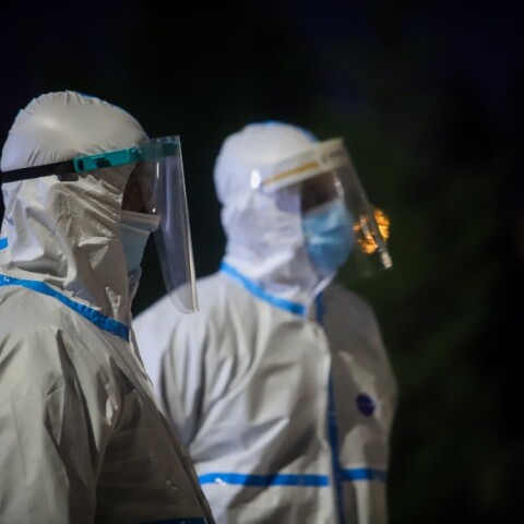 Νοσηλευτές με προστατευτική στολή για τον κορωνοϊό