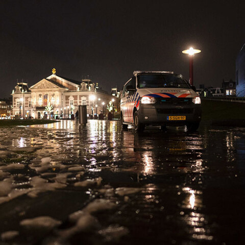 Αυτοκίνητο της ολλανδικής αστυνομίας στο Άμστερνταμ για τον έλεγχο των μετακινήσεων