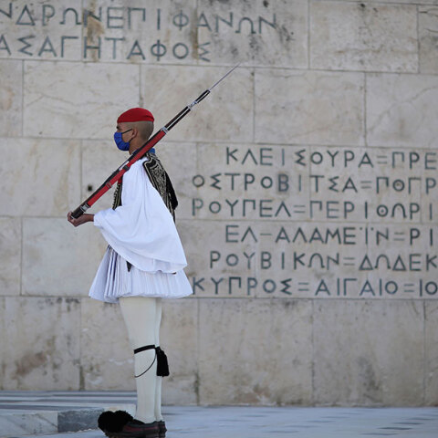 Αττική - Κορωνοϊός: Μέλος της Προεδρικής Φρουράς με μάσκα στο Μνημείο του Αγνώστου Στρατιώτη στο Σύνταγμα
