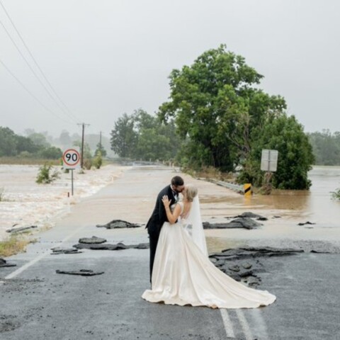 Το ζευγάρι που παντρεύτηκε εν μέσω πλημμυρών στην Αυστραλία