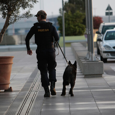 Αεροδρόμιο «Ελευθέριος Βενιζέλος»: Αστυνομικός με ειδικά εκπαιδευμένο σκύλο (ΦΩΤΟ ΑΡΧΕΙΟΥ)