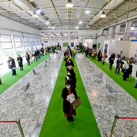 Εμβολιασμός για τον κορωνοϊό στην Ιταλία - Εικόνα από εμβολιαστικό κέντρο στη Νάπολη