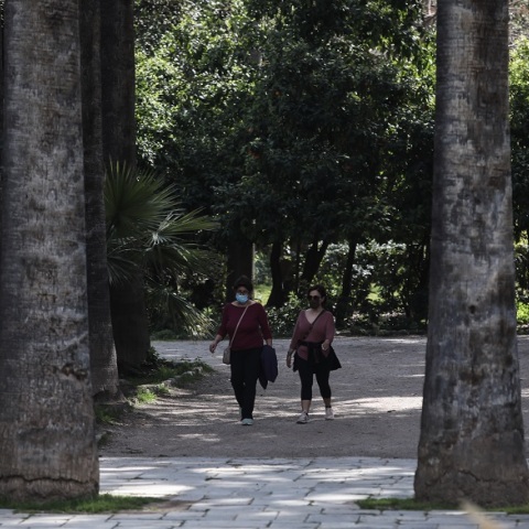 Πολίτες με μάσκα στον Εθνικό Κήπο