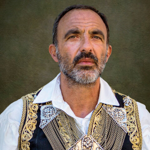 Ο Νίκος Αλιάγας ντυμένος με παραδοσιακή ελληνική φορεσιά © Βασίλης Αρτίκος