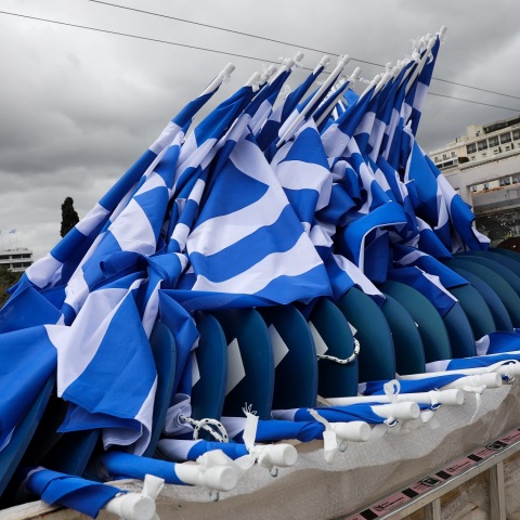 Σημαιοστολισμός και προετοιμασίες στην πλατεία Συντάγματος για τον εορτασμό της 25ης Μαρτίου