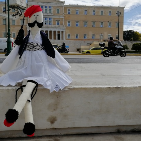 Τσολιαδάκι κούκλα απέναντι από την βουλή, που φτιάχτηκε από κατάστημα με τουριστικά είδη, ειδικά για την επέτειο των 200 χρόνων από την επανάσταση του 1821