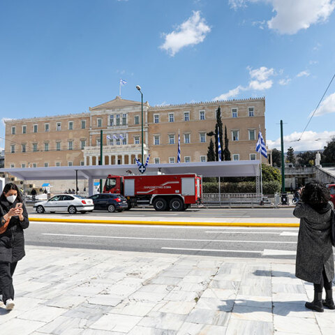 Αθήνα: Πυρετώδεις προετοιμασίες στο Σύνταγμα για την 25η Μαρτίου - Ο ΕΟΔΥ ανακοίνωσε τα νέα κρούσματα κορωνοϊού για την Αττική