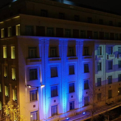 Citylink: Το εμβληματικό κτίριο της Αθήνας στα χρώματα της ελληνικής σημαίας για τα 200 χρόνια από την Επανάσταση του '21