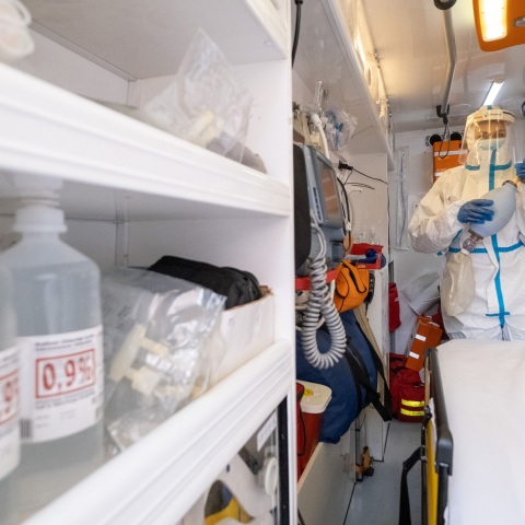 Διασώστης σε ασθενοφόρο του ΕΚΑΒ