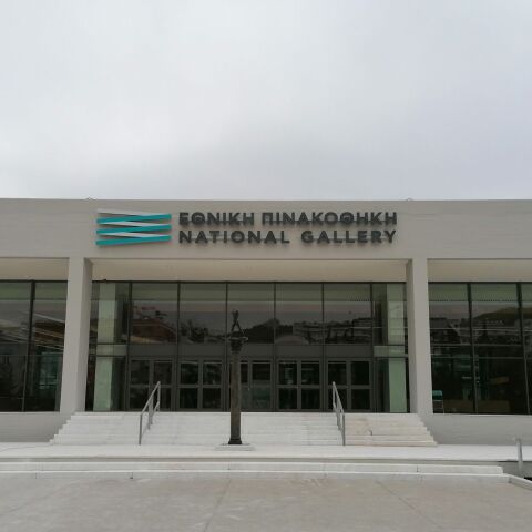 Το γλυπτό του Auguste Rodin μπροστά από τα σκαλιά της κεντρικής εισόδου της Εθνικής Πινακοθήκης της Ελλάδος
