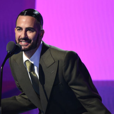 Ο Μαρκ Τζέικομπς δίνει το outifit του εμβολιασμού