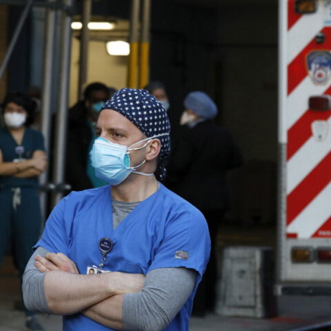 Κορωνοϊός στις ΗΠΑ - Νοσηλευτής με μάσκα για την Covid-19 έξω από νοσοκομείο