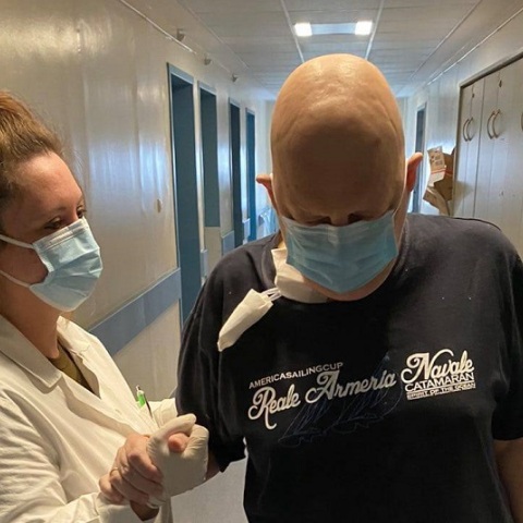 O δημοσιογράφος περπατά ξανά μετά τη μάχη με τον κορωνοϊό